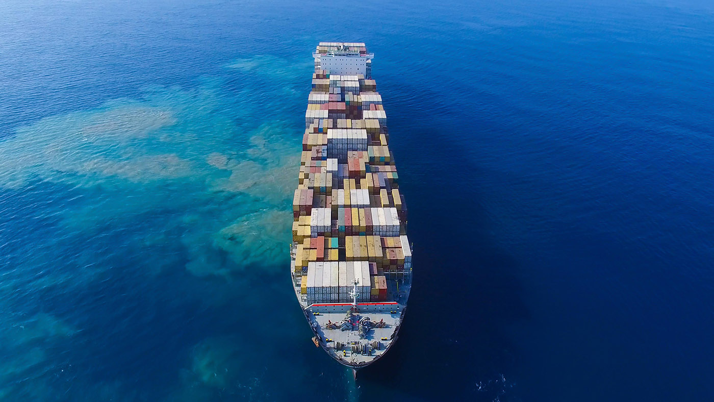 Kapal kontainer besar di laut - Gambar udara