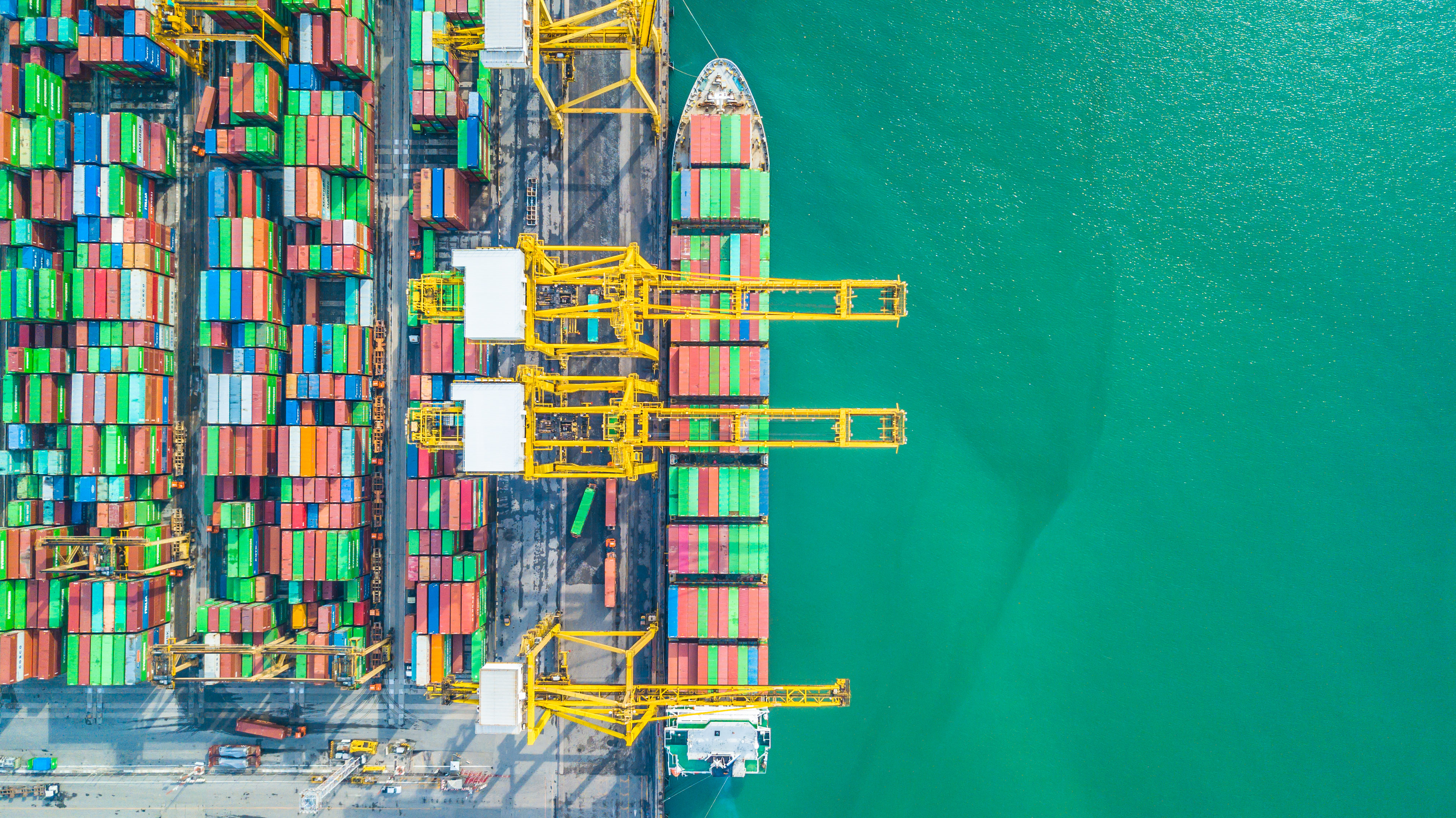 Tovorna ladja za kontejnerje, pogled od zgoraj, poslovna uvozno-izvozna logistika in mednarodni prevoz s tovorno ladjo za kontejnerje na odprtem morju.