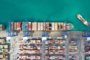 Letecký pohled shora kontejnerová nákladní loď funguje.Obchodní import exportní logistika a přeprava International lodí na otevřeném moři.