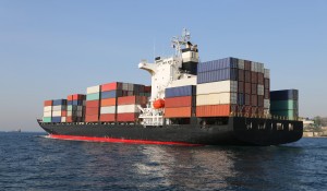 Ein Containerschiff, das Waren zwischen Häfen befördert